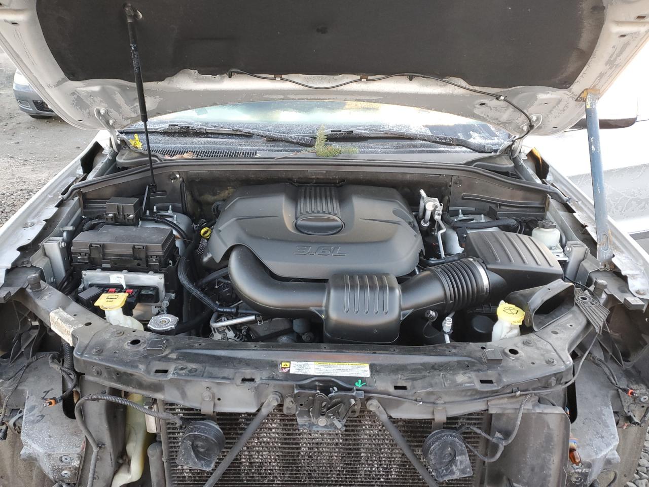 2011 Jeep Grand Cherokee - Image 11