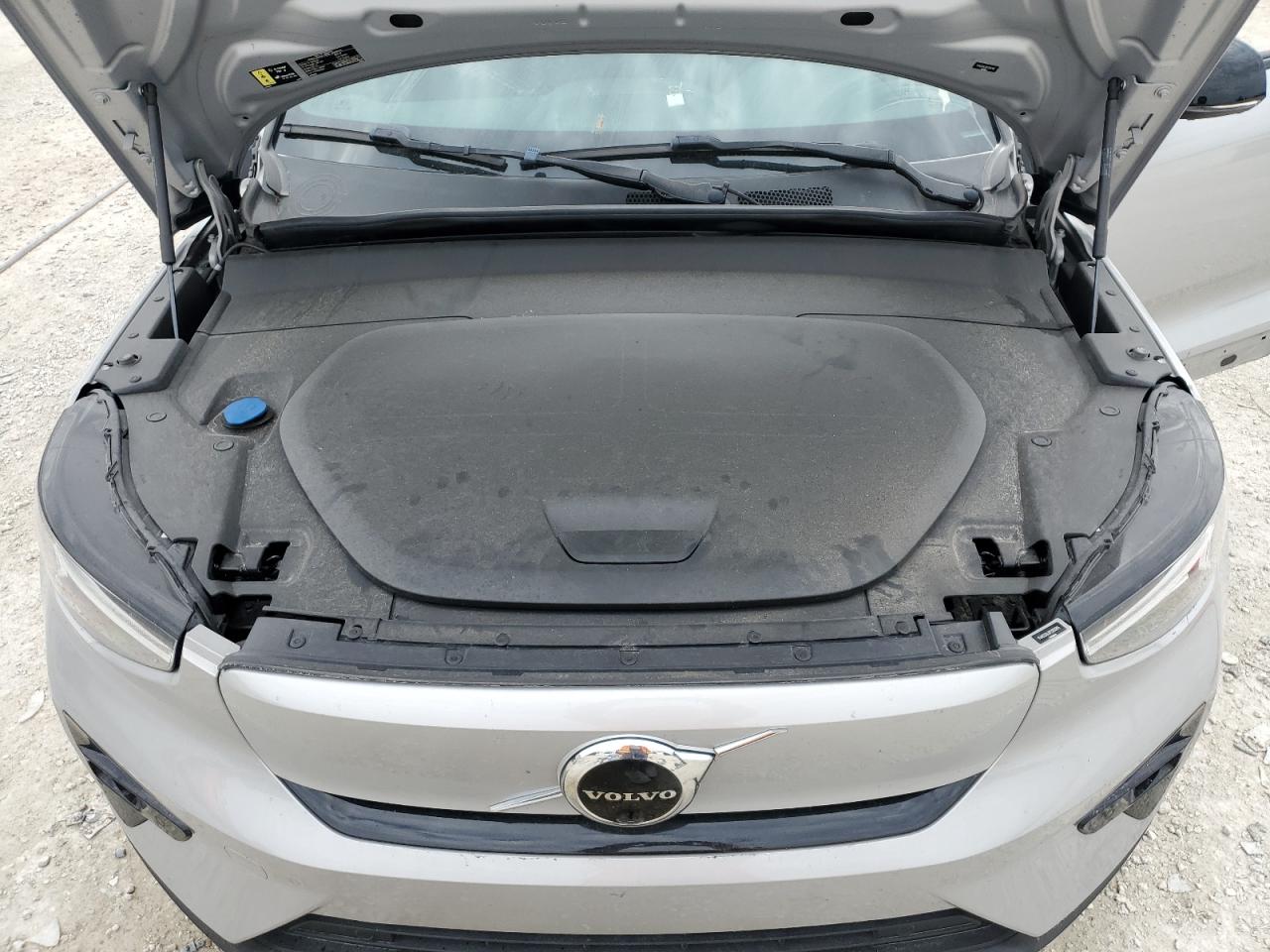 2023 Volvo XC40 - Image 11