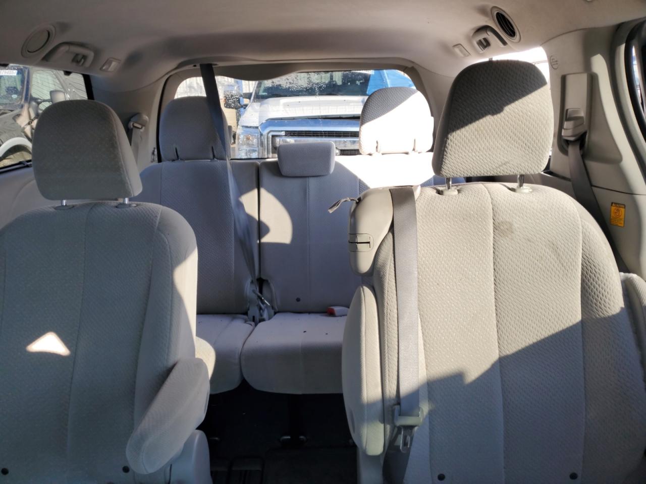 2011 Toyota Sienna - Image 10