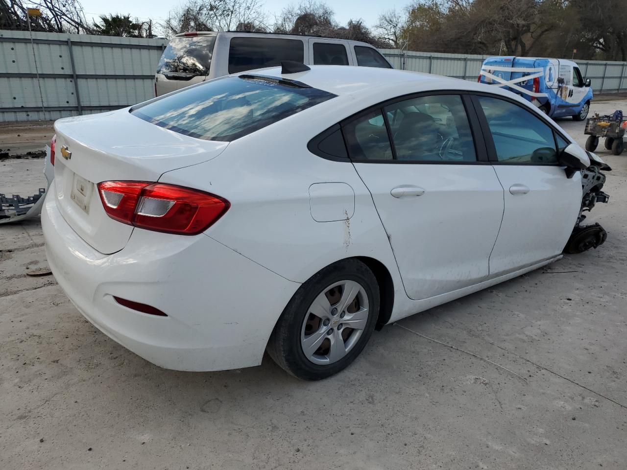 2018 Chevrolet Cruze - Image 3