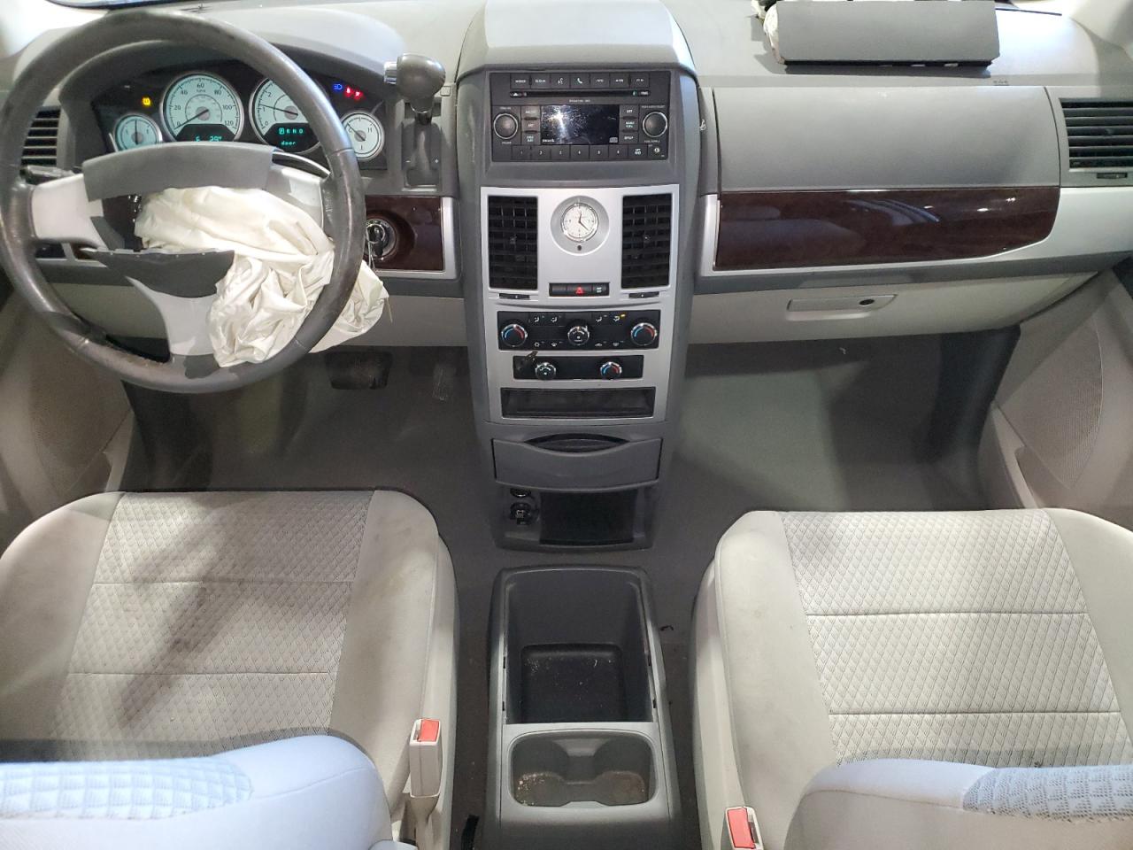 2010 Chrysler Town & Country - Image 8