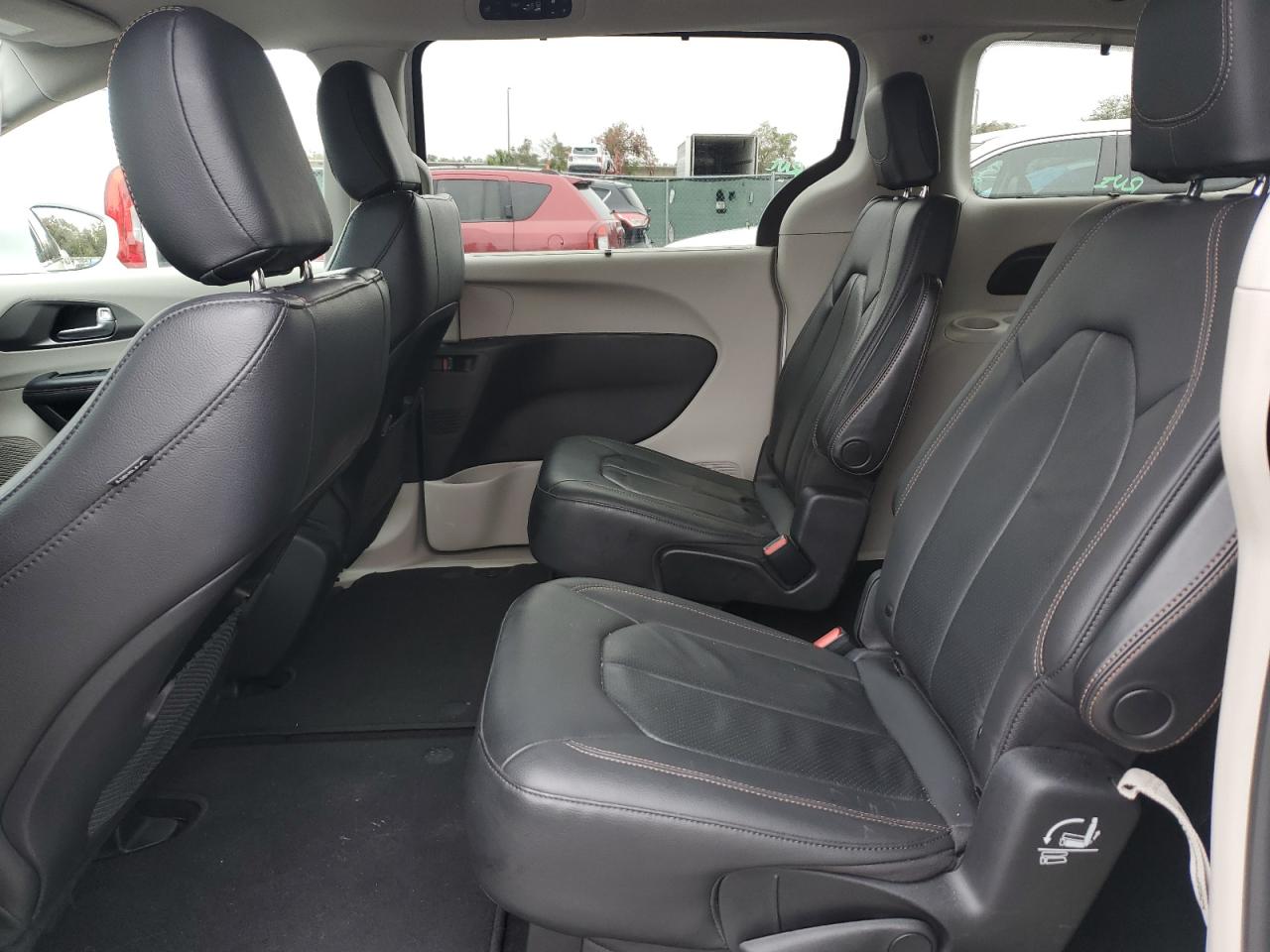 2020 Chrysler Pacifica - Image 11