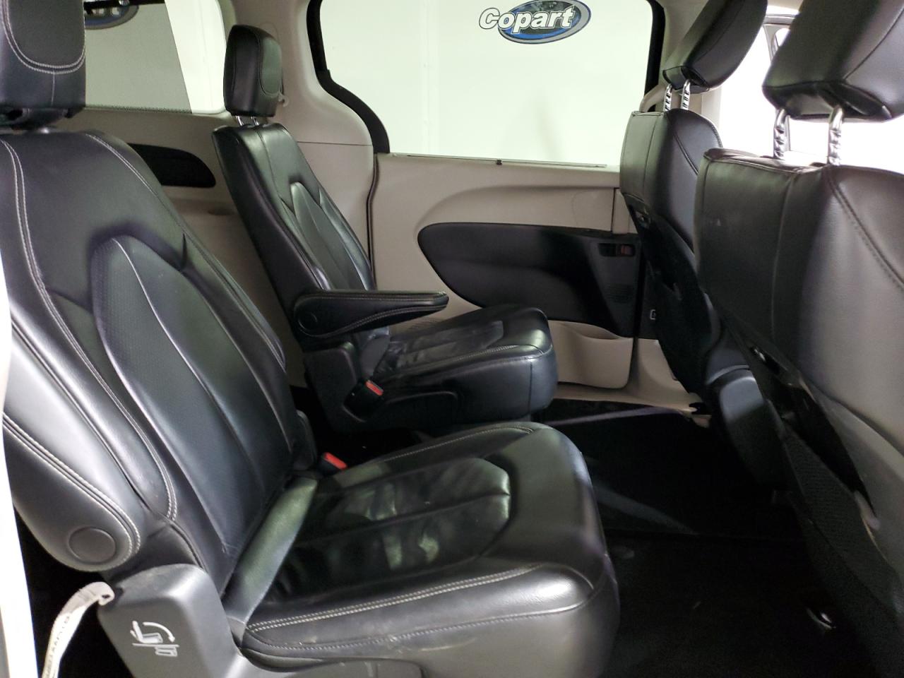 2022 Chrysler Pacifica - Image 11