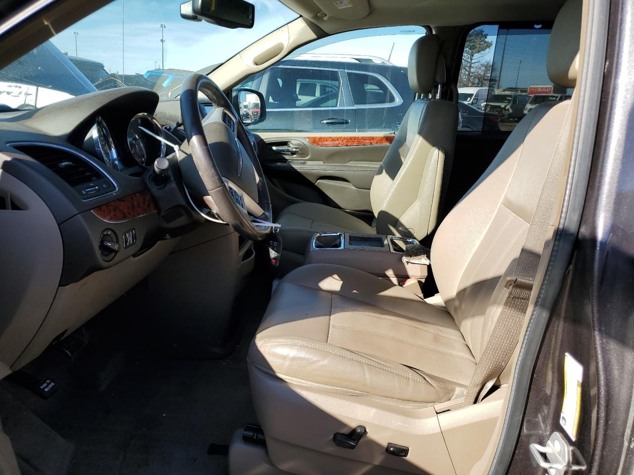 2016 Chrysler Town & Country - Image 7