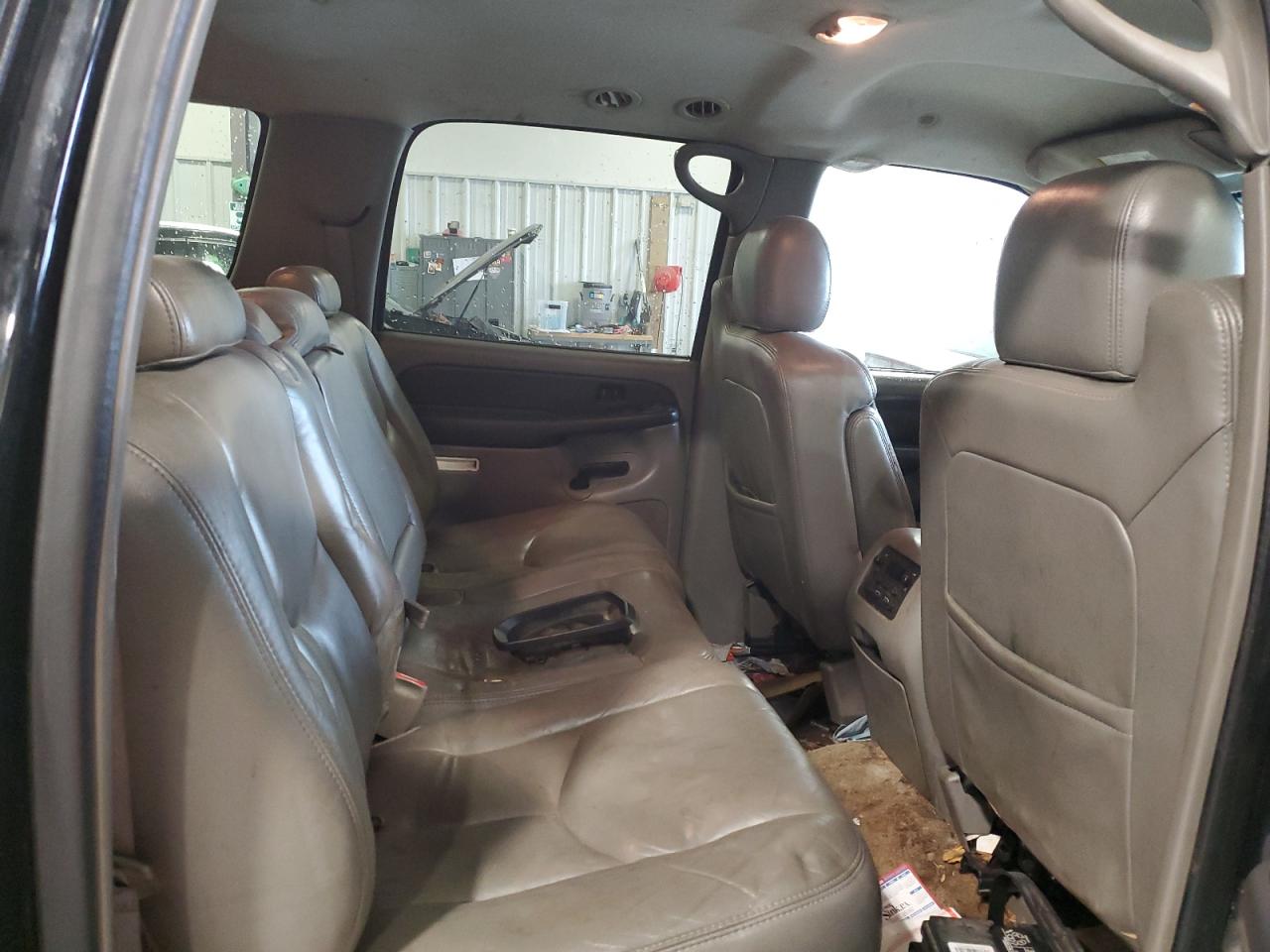 2003 Chevrolet Suburban - Image 12