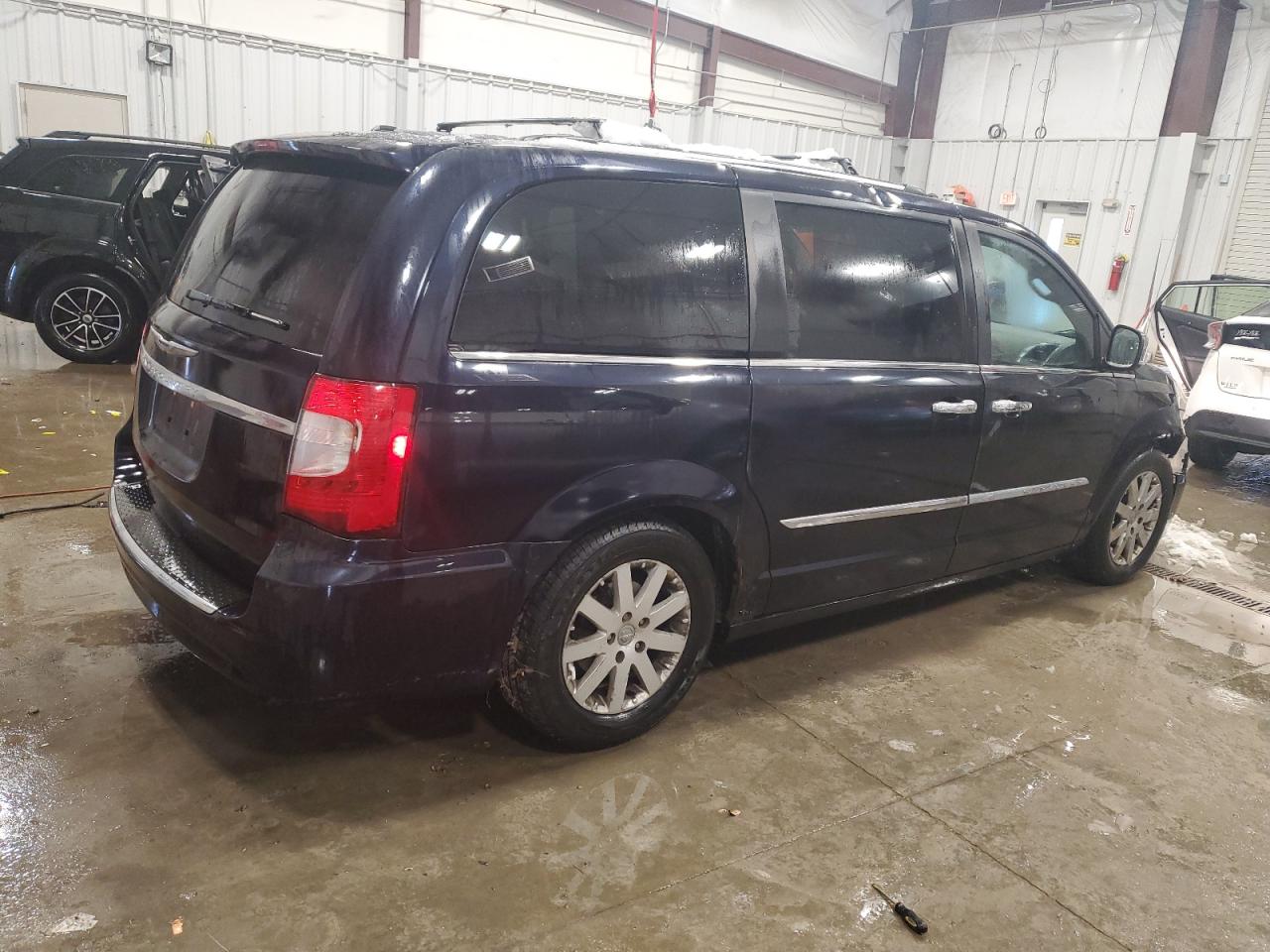 2011 Chrysler Town & Country - Image 3