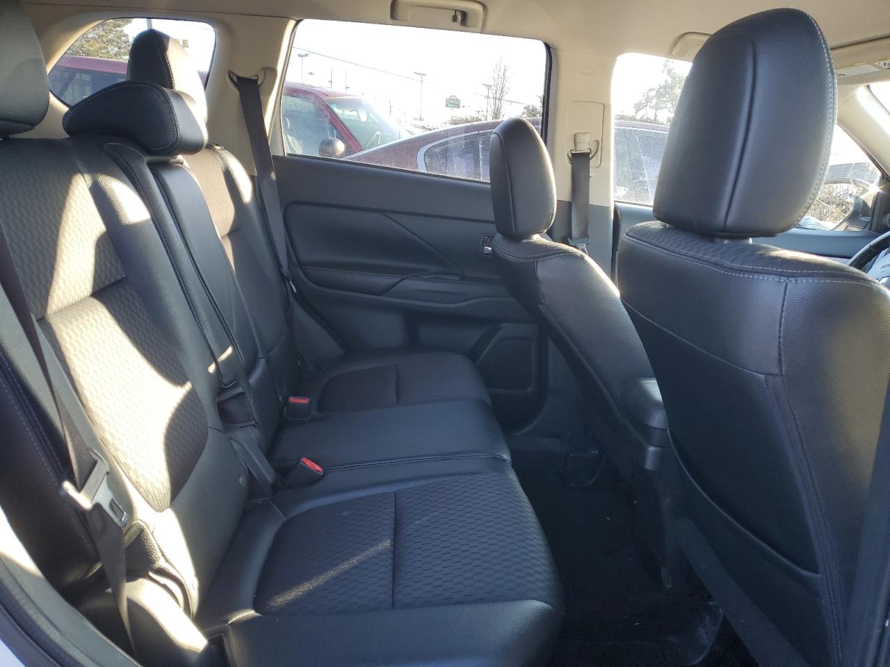 2015 Mitsubishi Outlander - Image 11