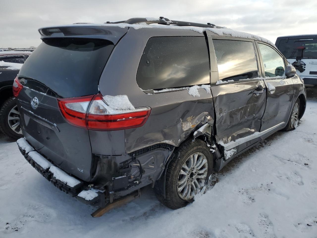 2015 Toyota Sienna - Image 3