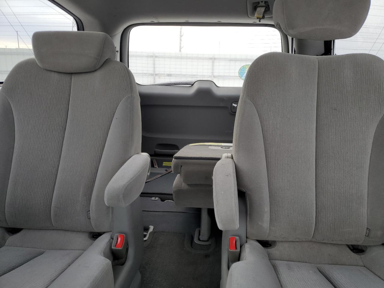 2008 Kia Sedona - Image 10