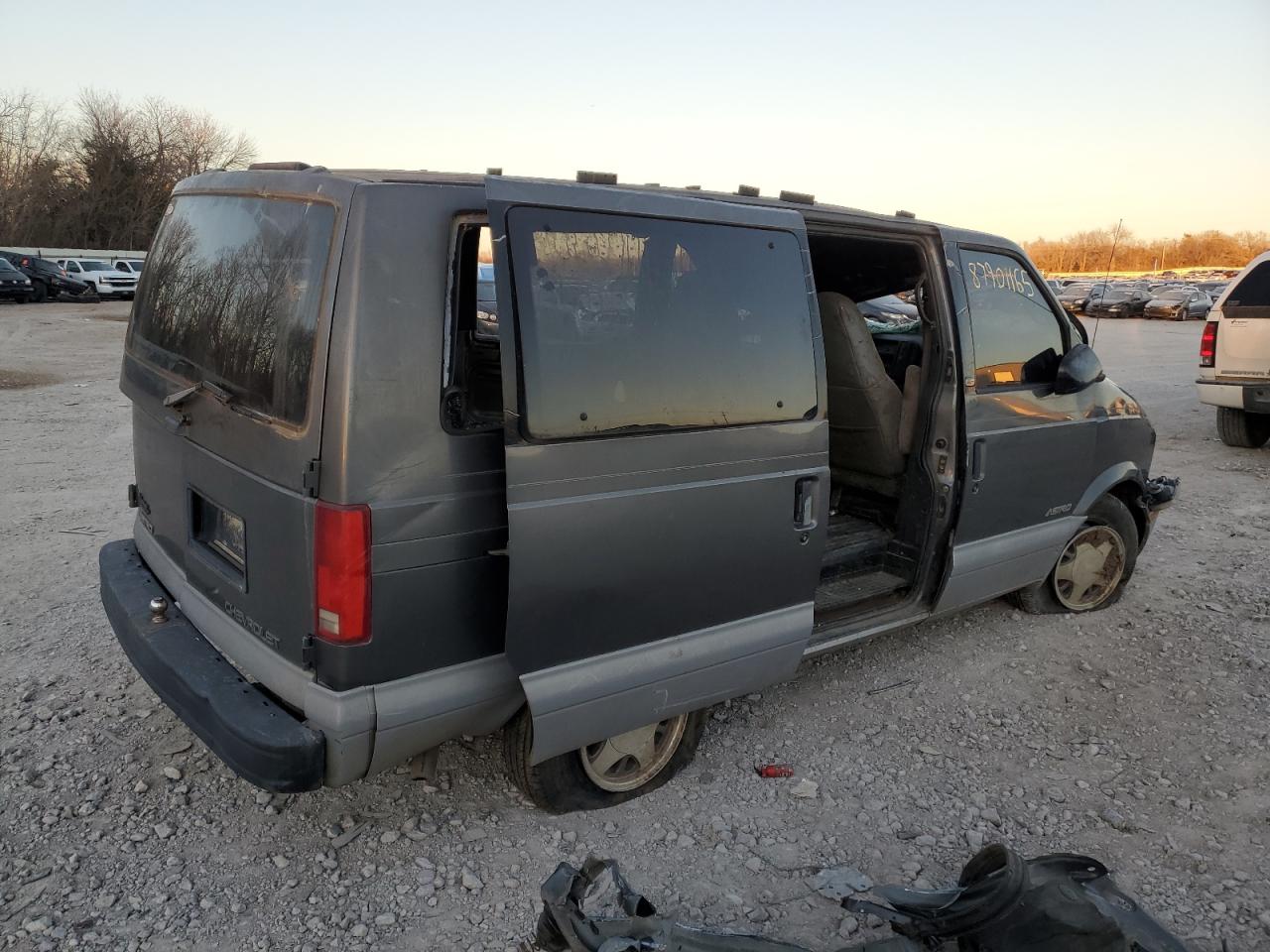 1999 Chevrolet Astro - Image 3