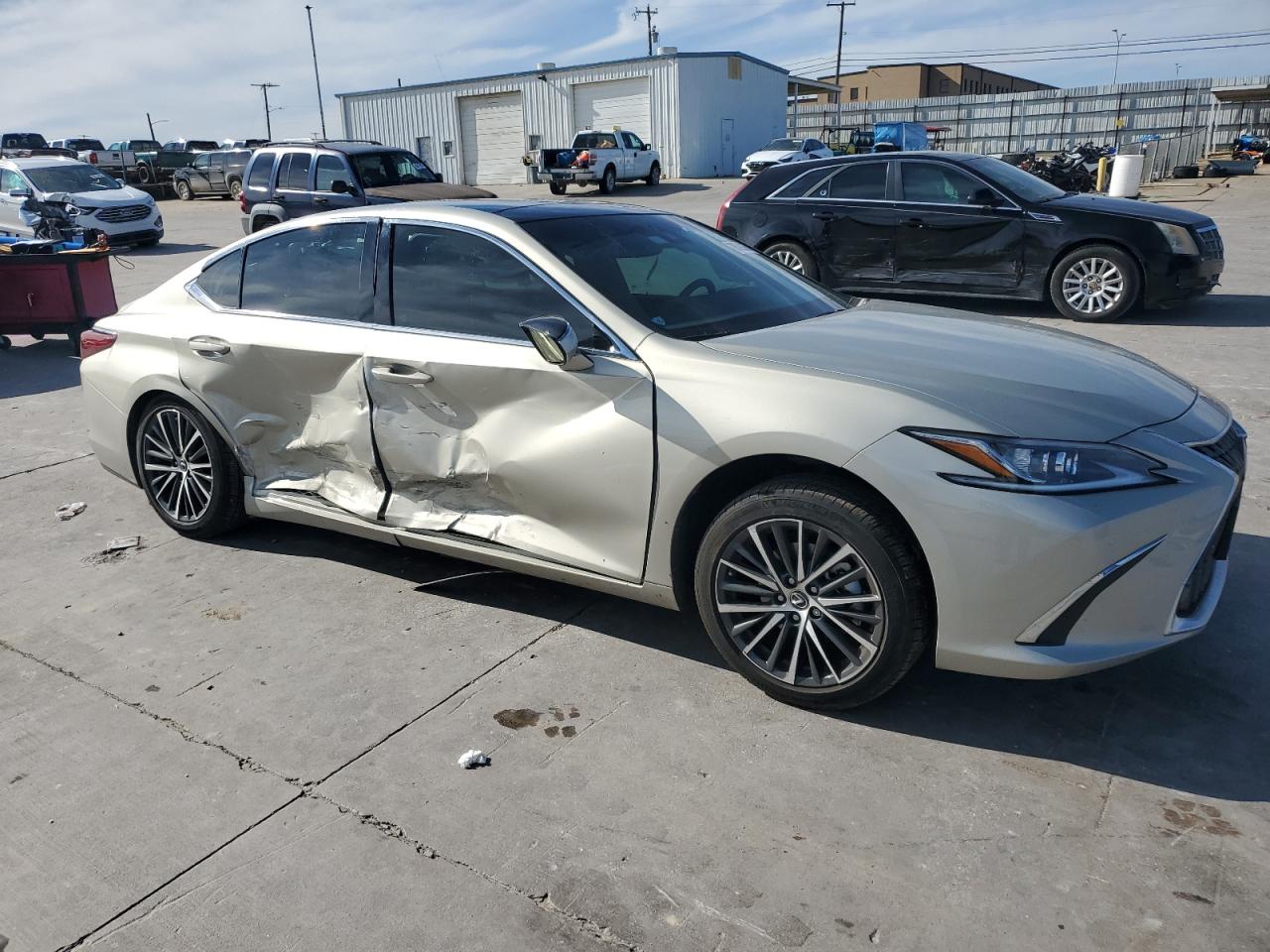 2023 Lexus ES - Image 4