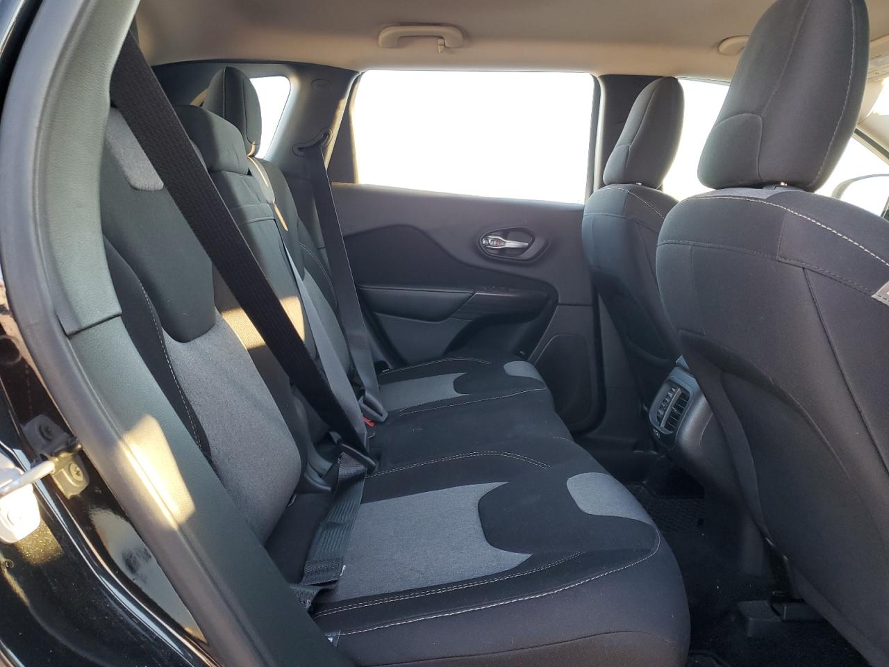 2016 Jeep Grand Cherokee - Image 11