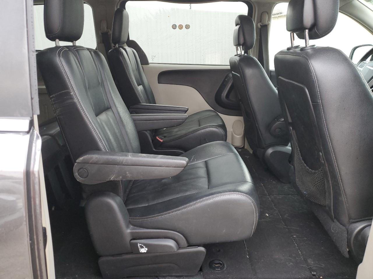 2016 Chrysler Town & Country - Image 11
