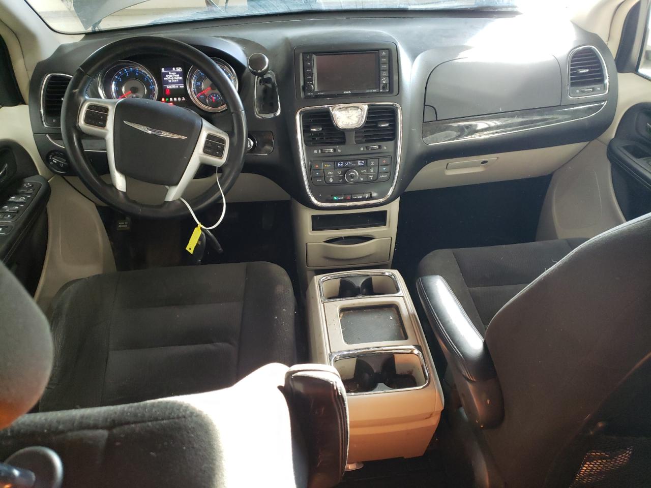 2015 Chrysler Town & Country - Image 8