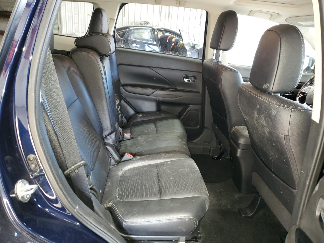 2016 Mitsubishi Outlander - Image 11
