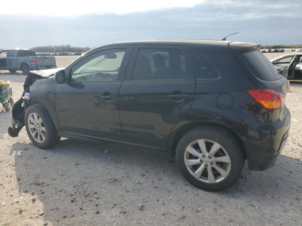 2012 Mitsubishi Outlander - Image 2