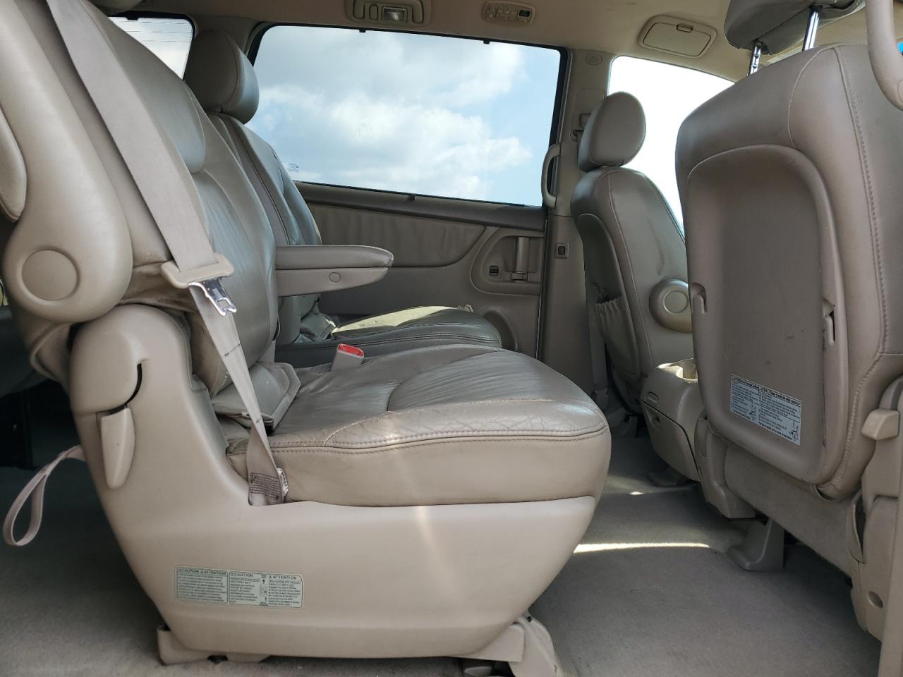 2004 Toyota Sienna - Image 11