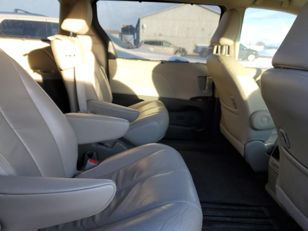 2012 Toyota Sienna - Image 11