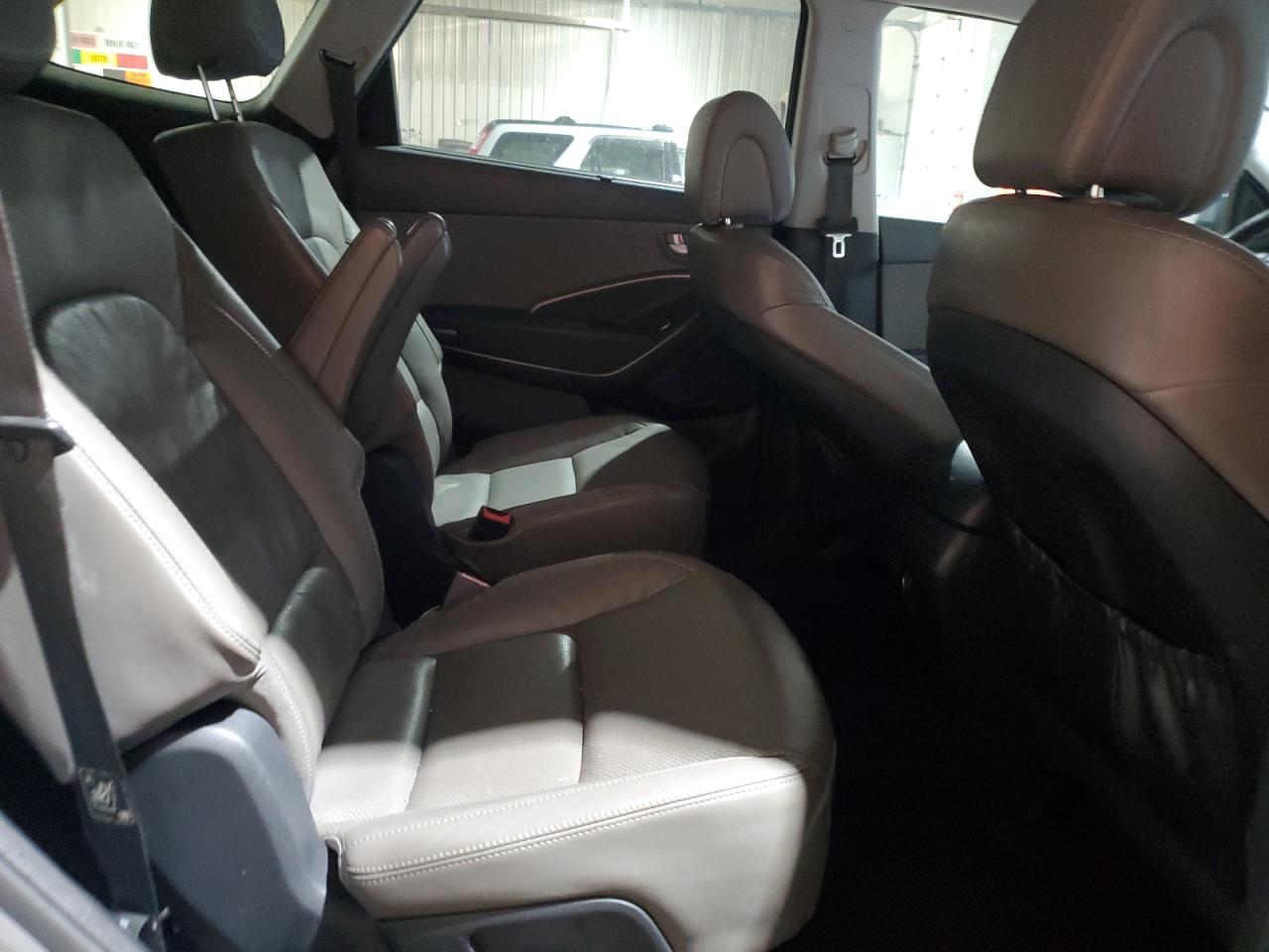 2016 Hyundai Santa Fe - Image 11