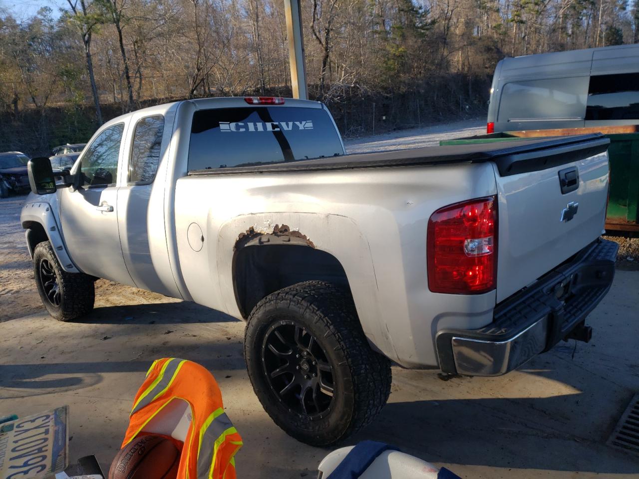 2011 Chevrolet Silverado - Image 2