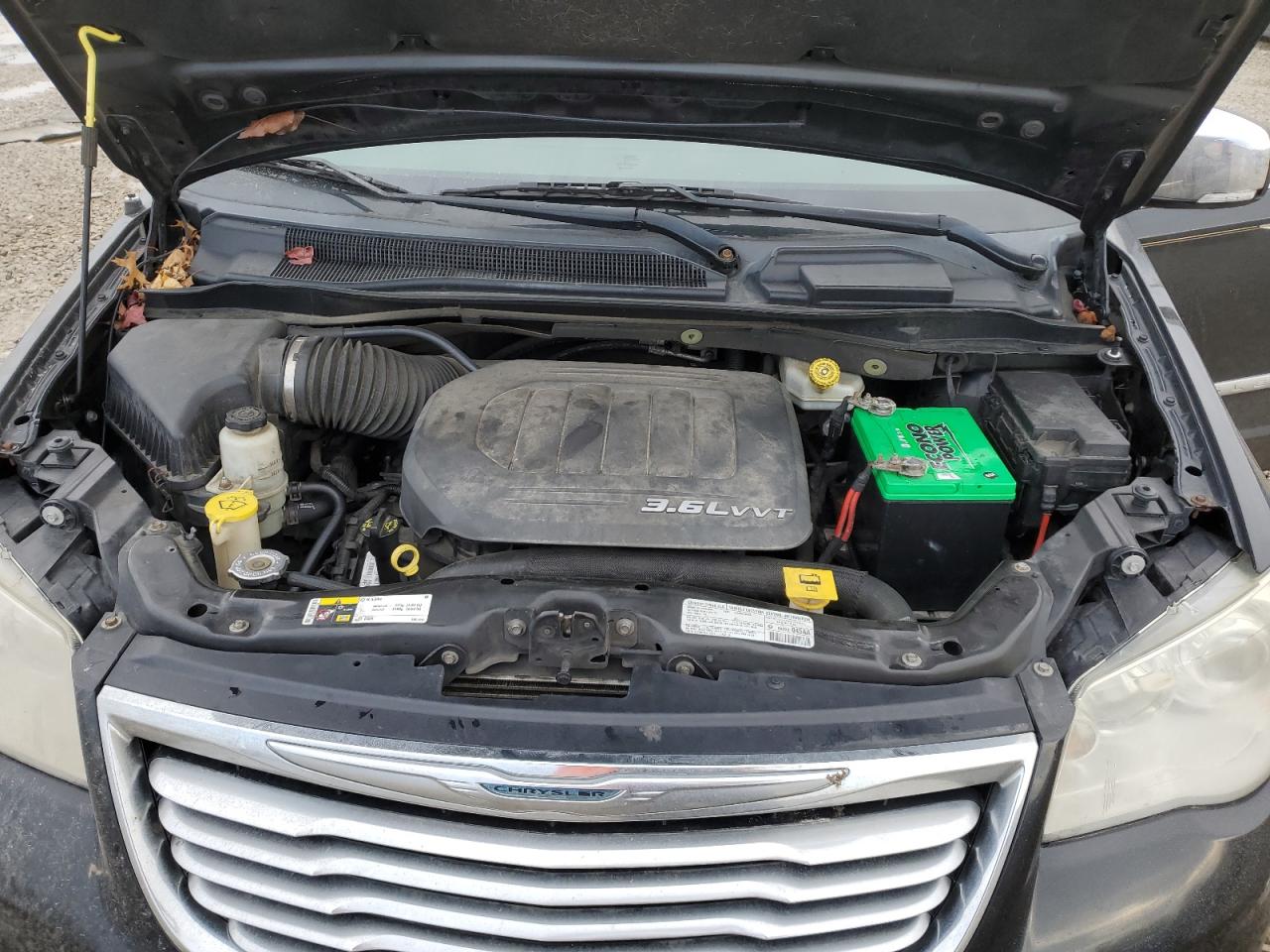2013 Chrysler Town & Country - Image 13