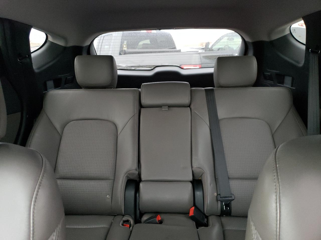 2013 Hyundai Santa Fe - Image 10