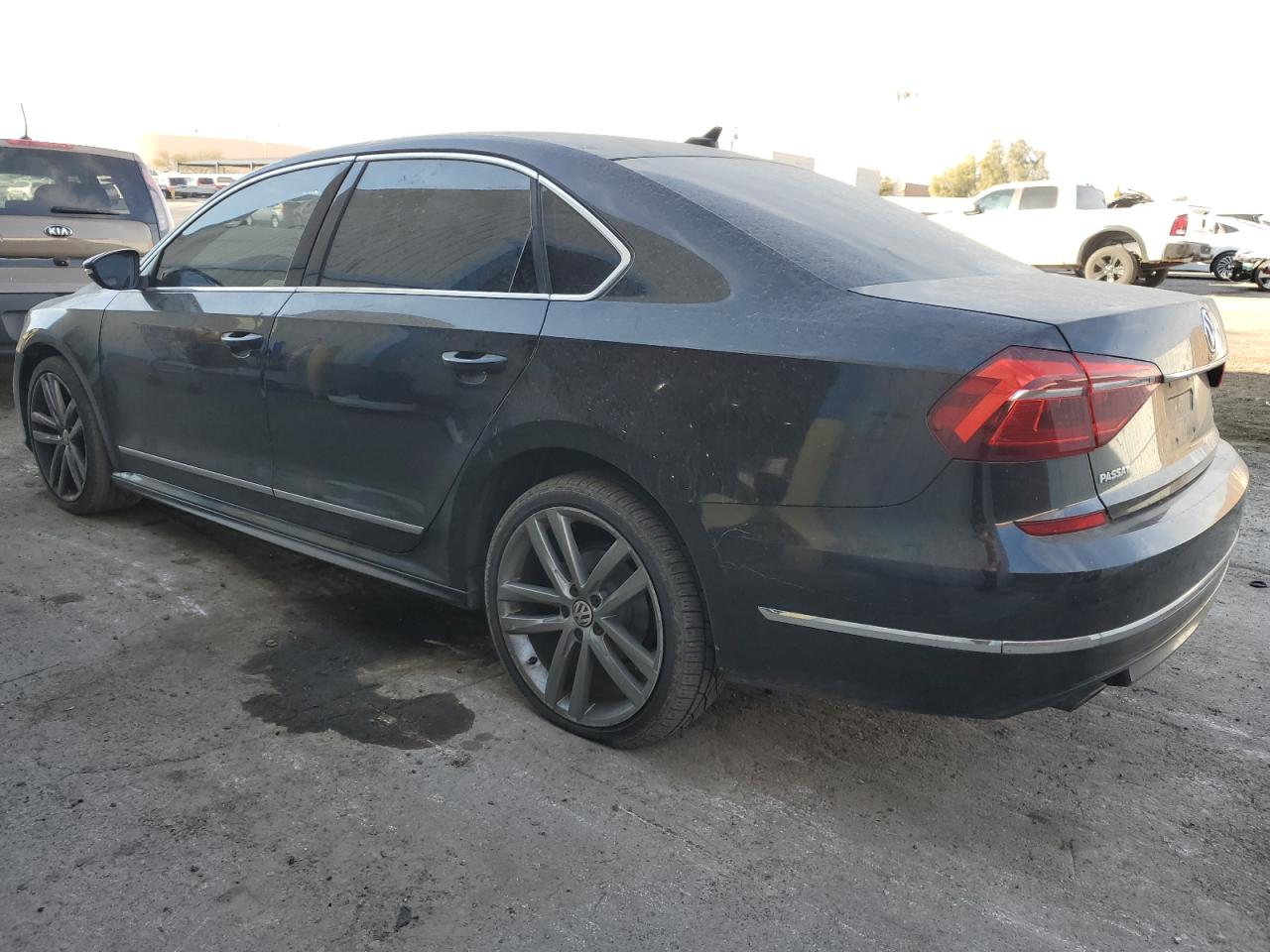 2017 Volkswagen Passat - Image 2