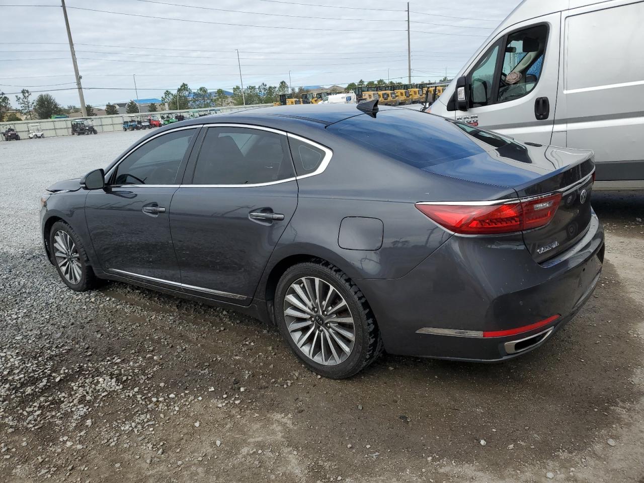 2017 Kia Cadenza - Image 2