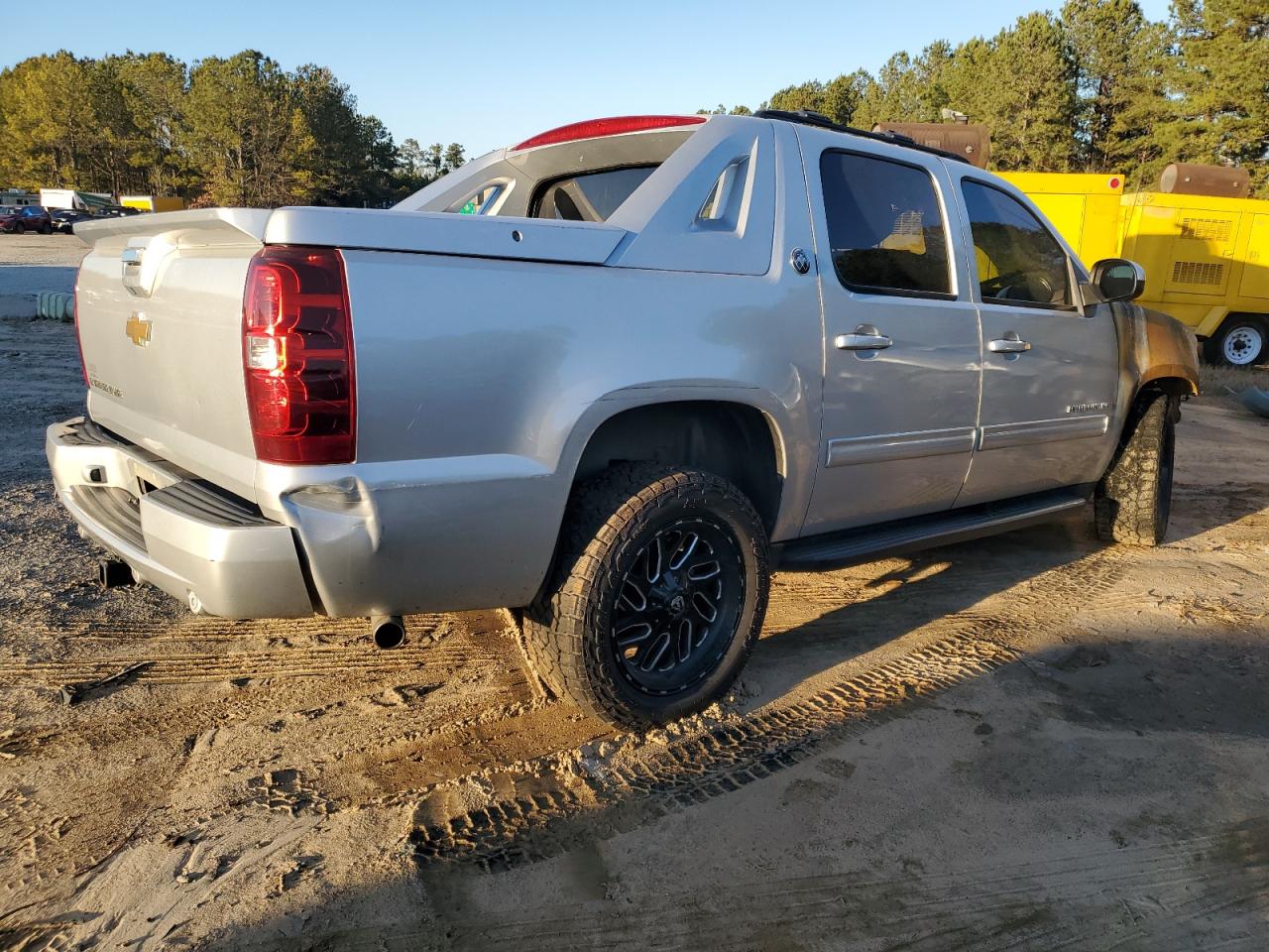 2013 Chevrolet Avalanche - Image 3