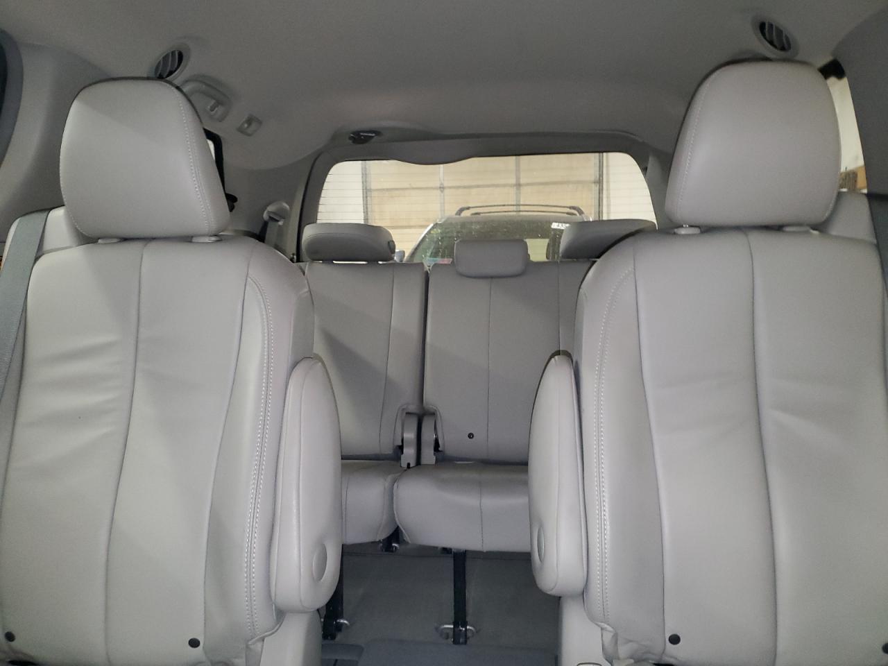 2014 Toyota Sienna - Image 10