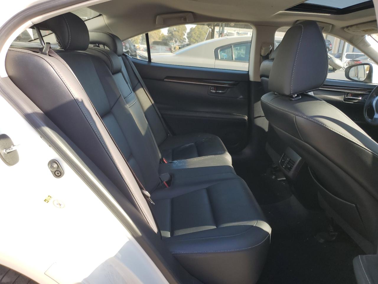 2013 Lexus ES - Image 10