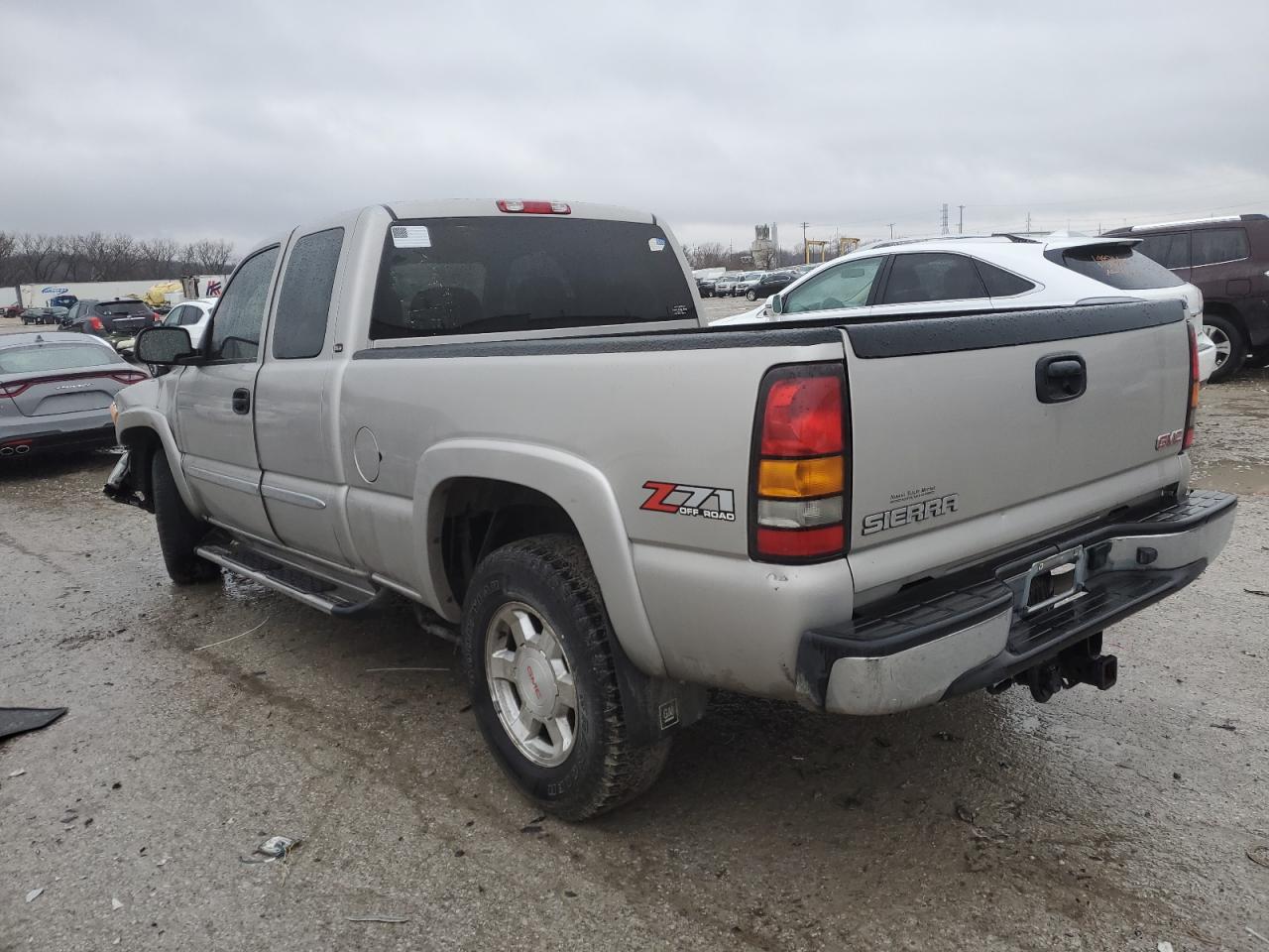 2004 GMC Sierra - Image 2