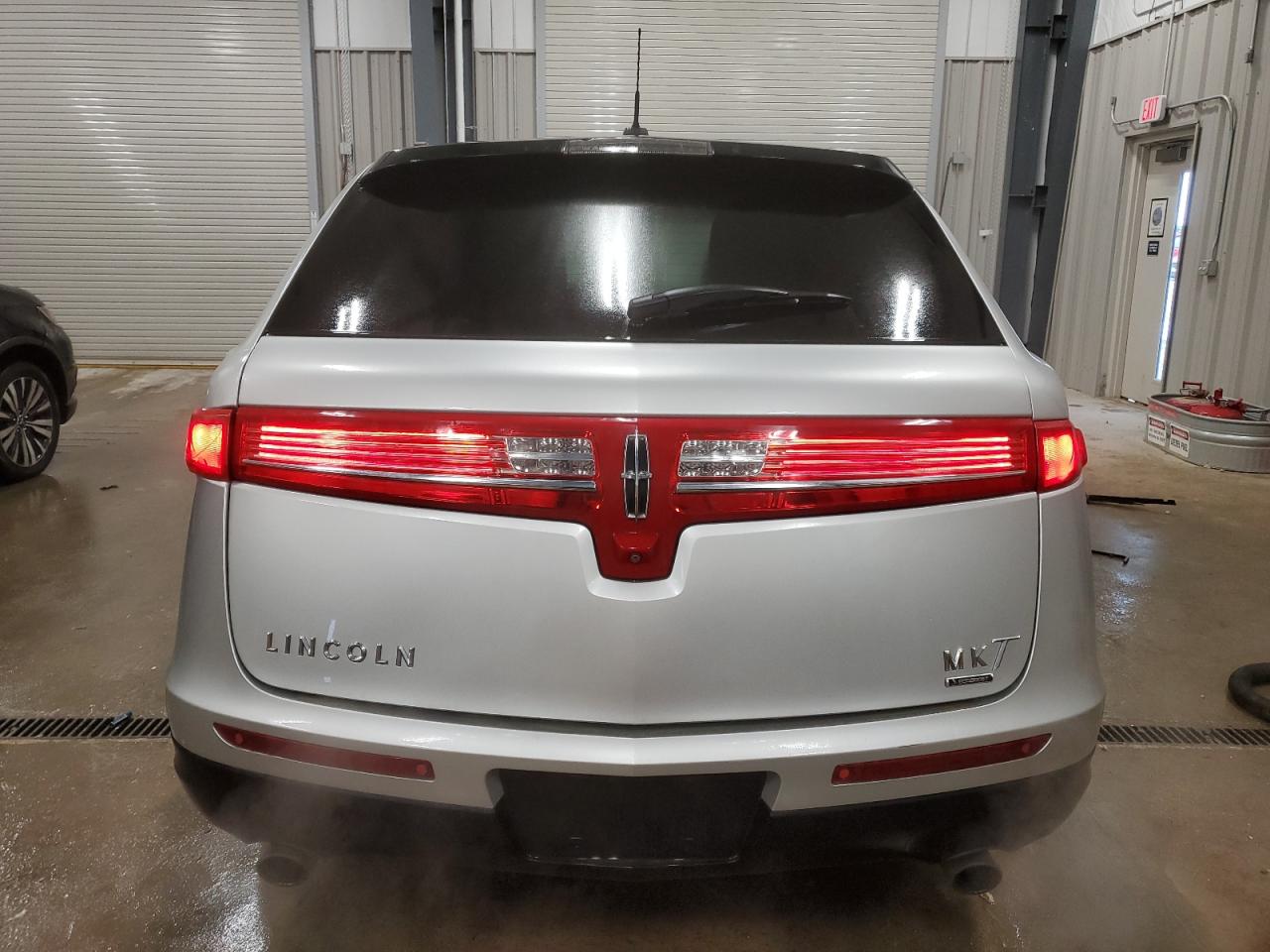 2016 Lincoln MKT - Image 6