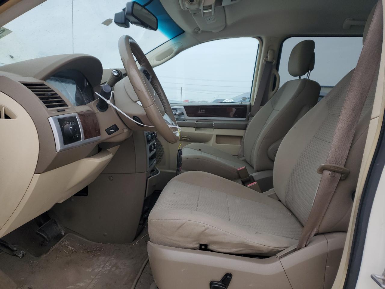 2010 Chrysler Town & Country - Image 7
