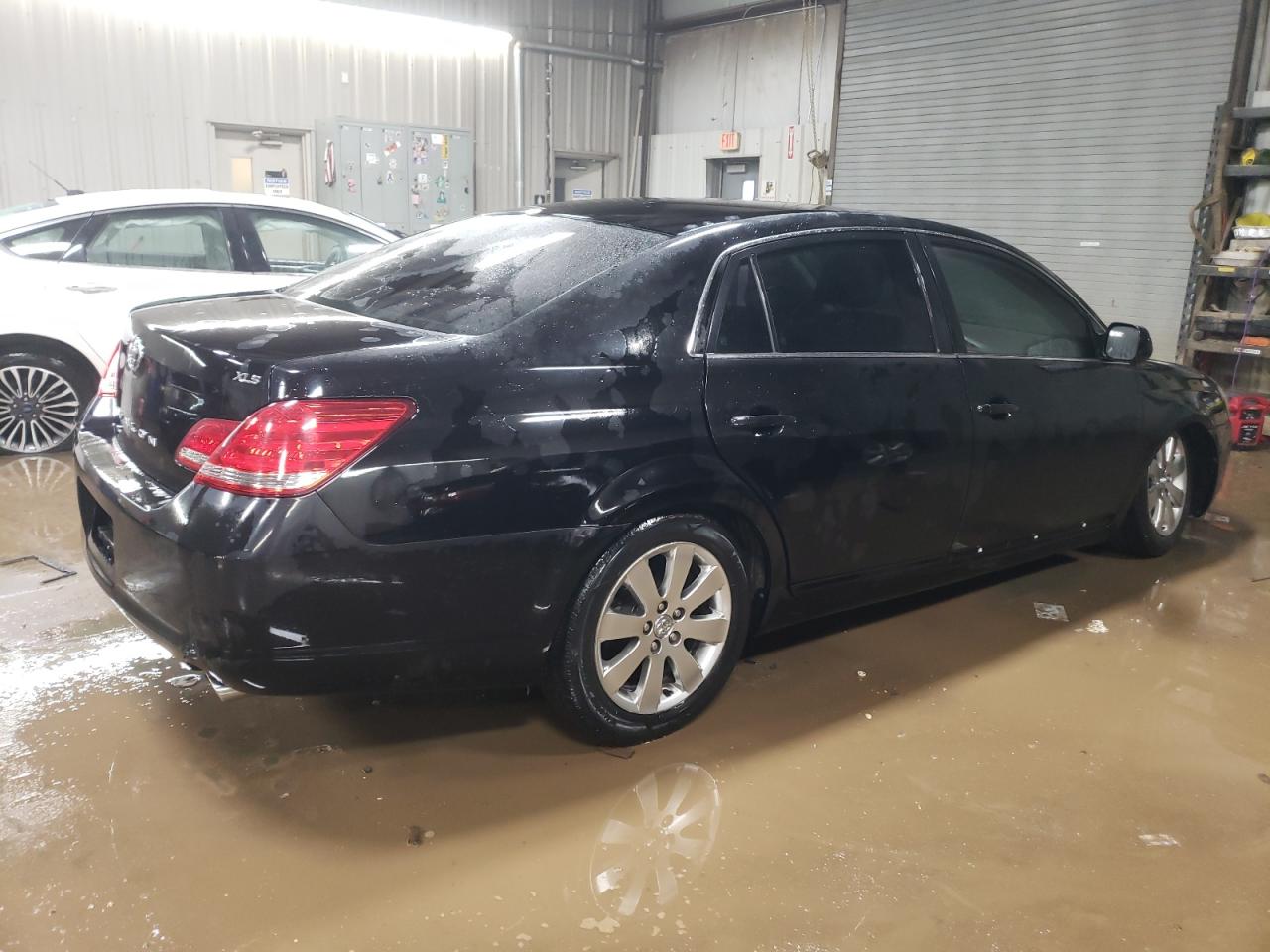 2005 Toyota Avalon - Image 3