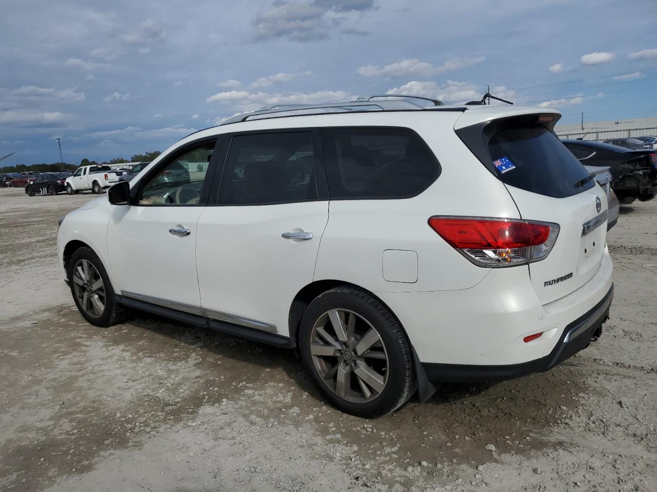 2014 Nissan Pathfinder - Image 2