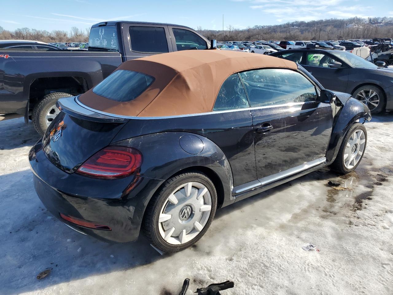 2019 Volkswagen Beetle - Image 3