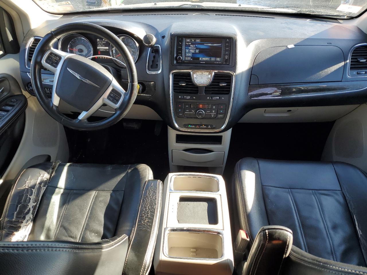 2013 Chrysler Town & Country - Image 8