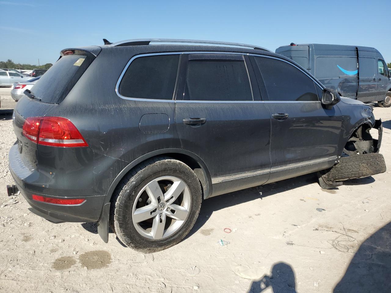 2014 Volkswagen Touareg - Image 3