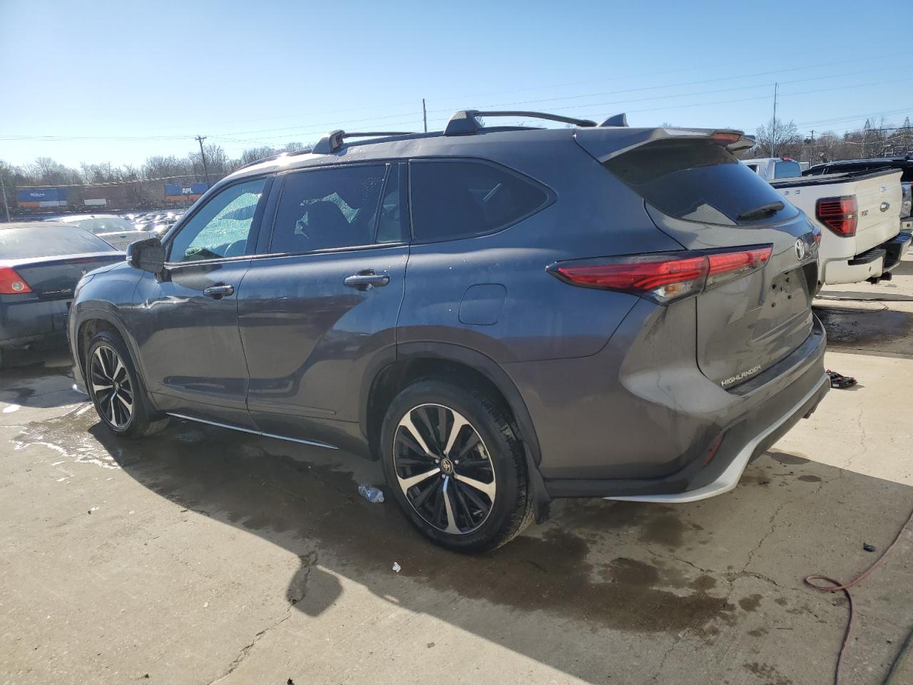 2022 Toyota Highlander - Image 2