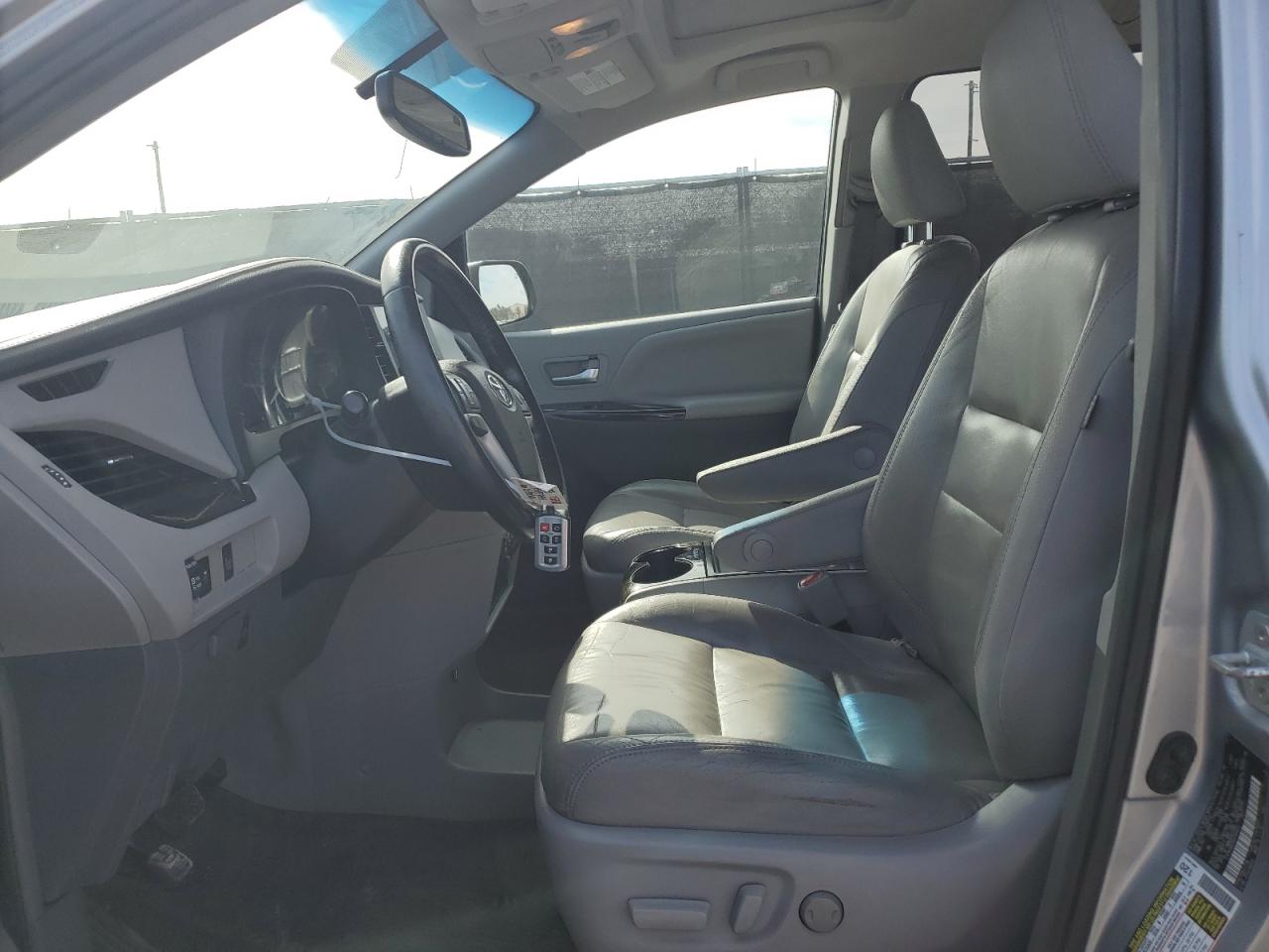 2016 Toyota Sienna - Image 7