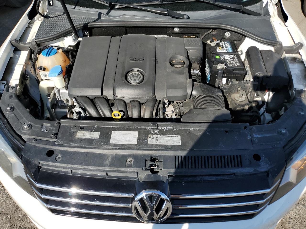 2014 Volkswagen Passat - Image 11