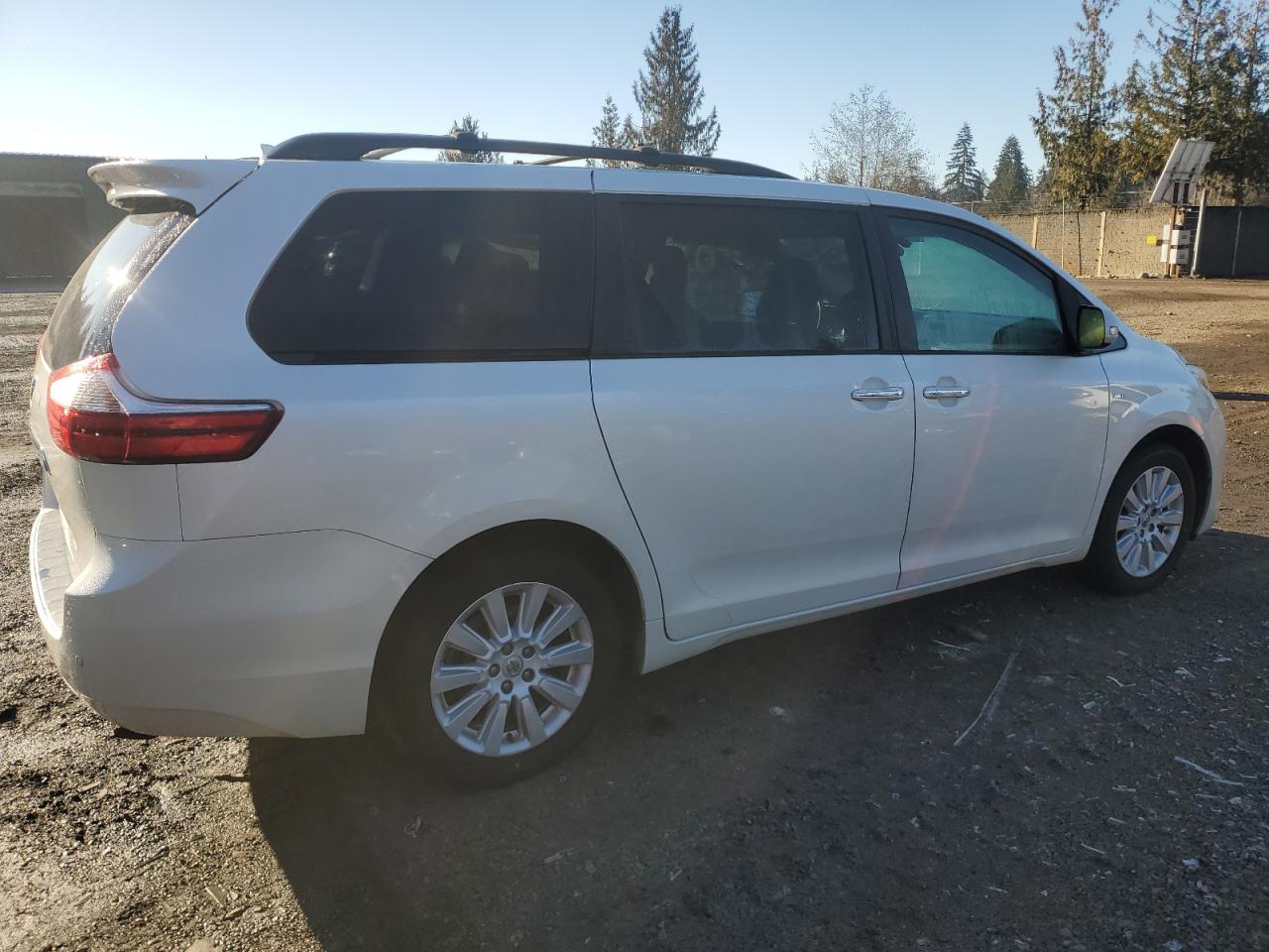 2016 Toyota Sienna - Image 3