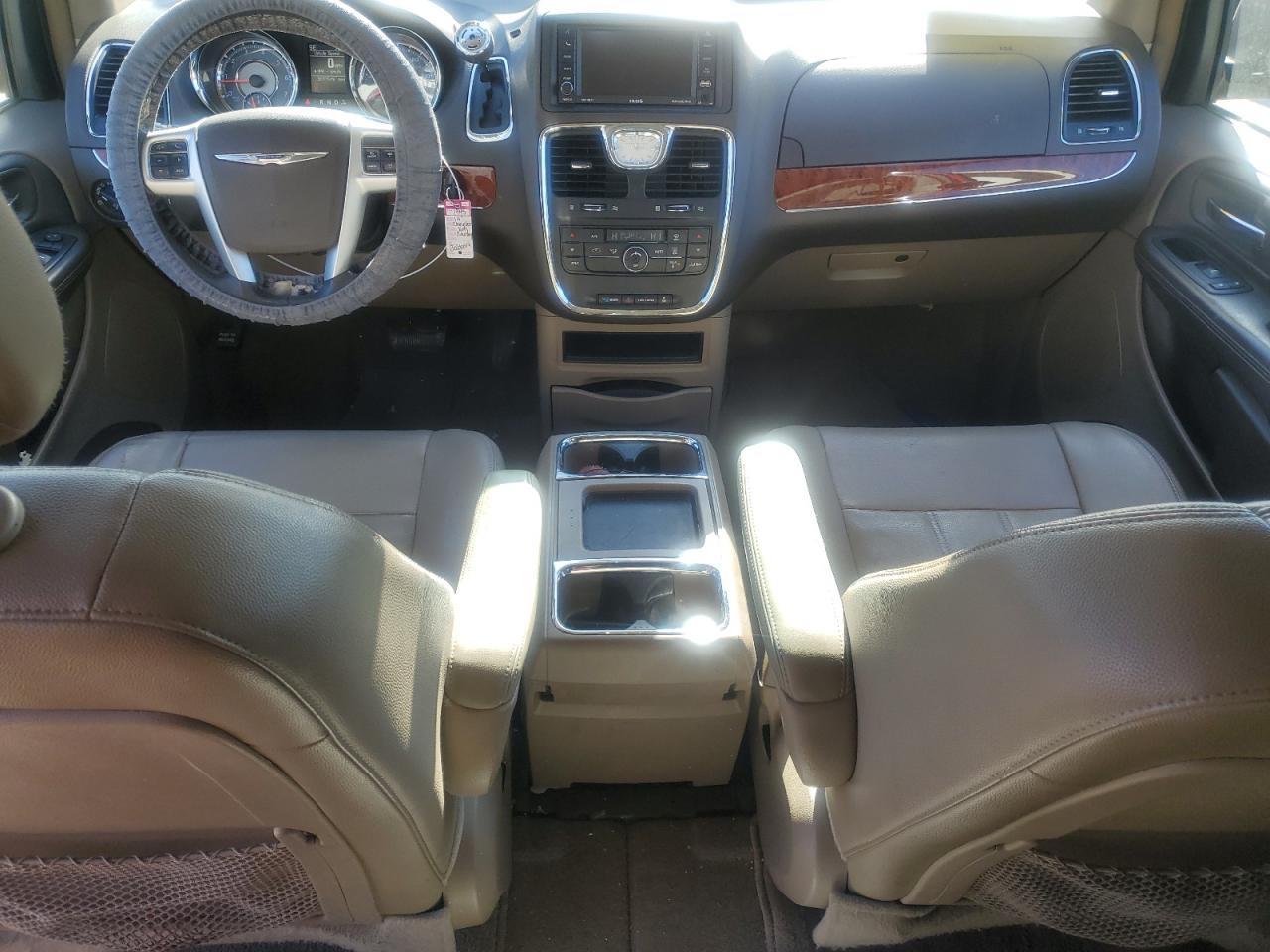 2014 Chrysler Town & Country - Image 8