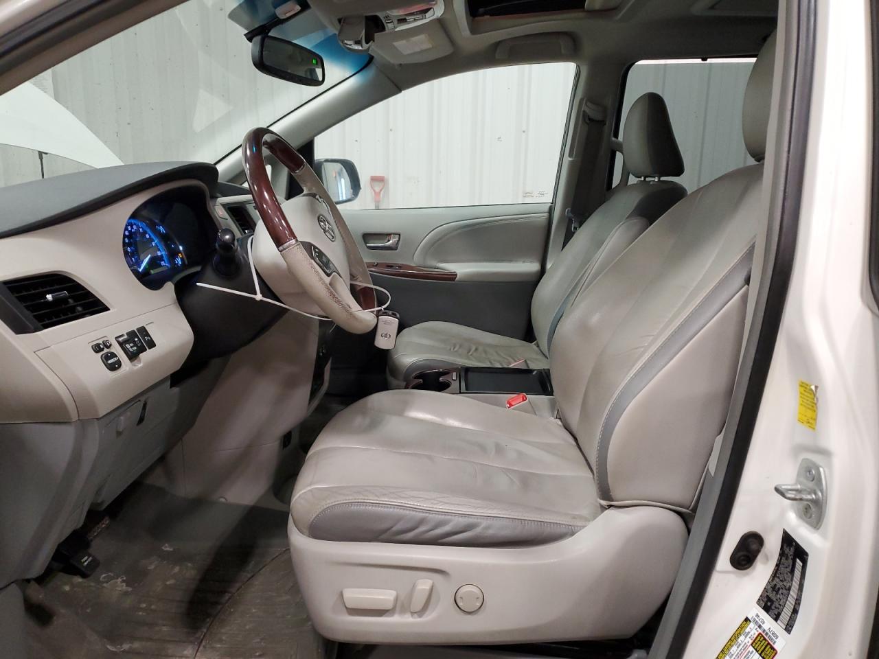 2011 Toyota Sienna - Image 7