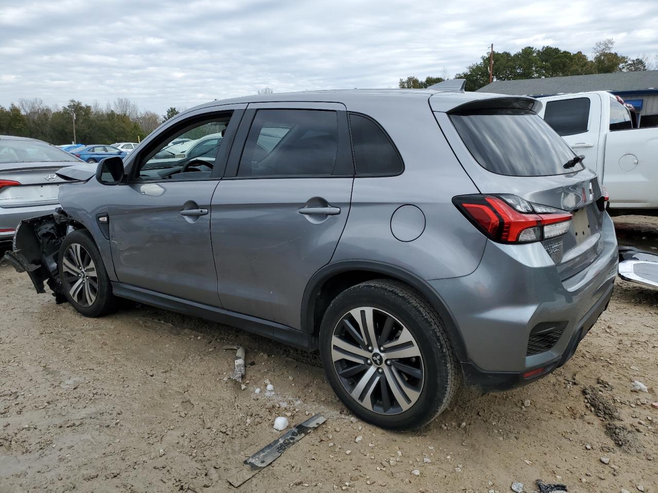 2020 Mitsubishi Outlander - Image 2