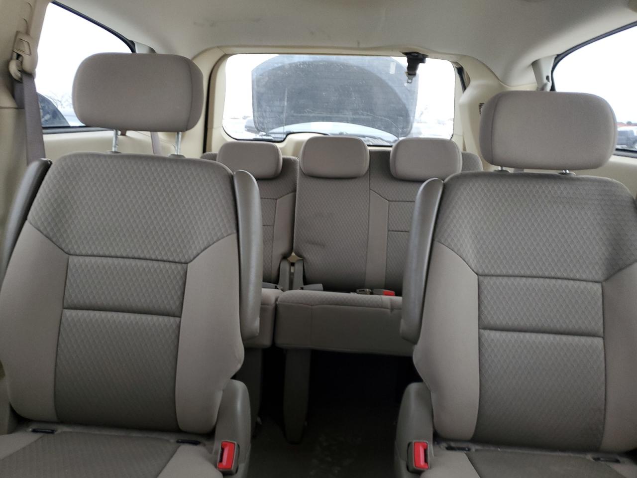 2010 Chrysler Town & Country - Image 10