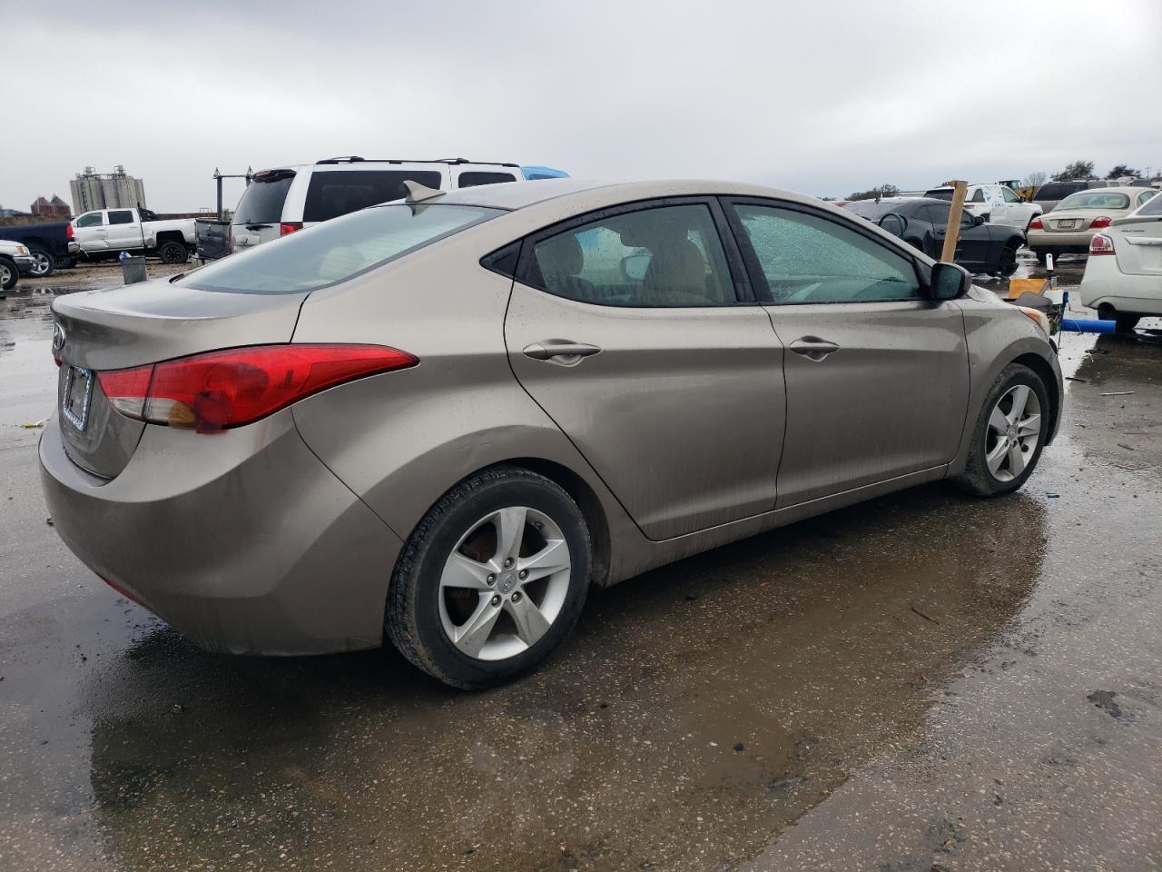 2013 Hyundai Elantra - Image 3