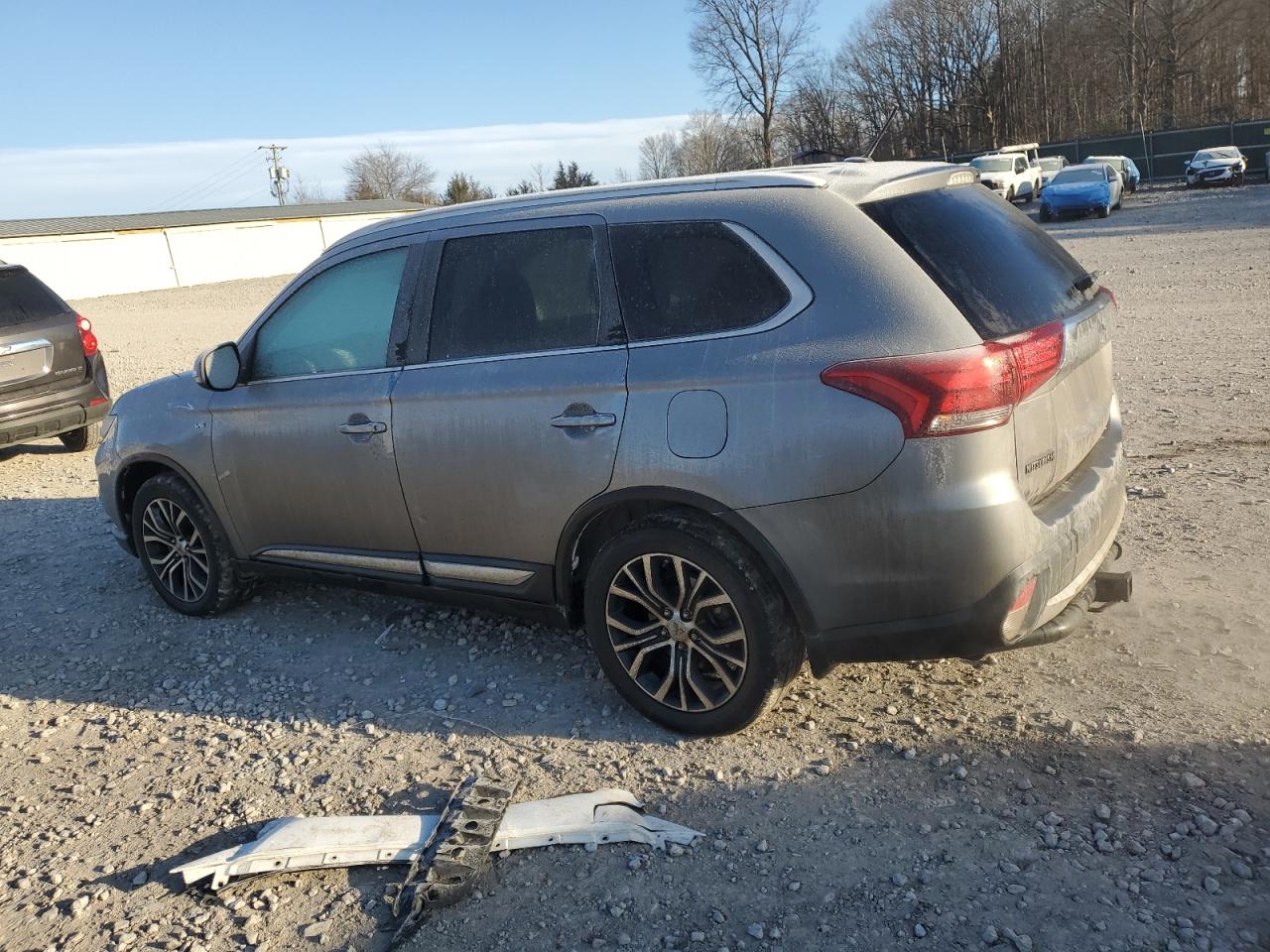 2016 Mitsubishi Outlander - Image 2