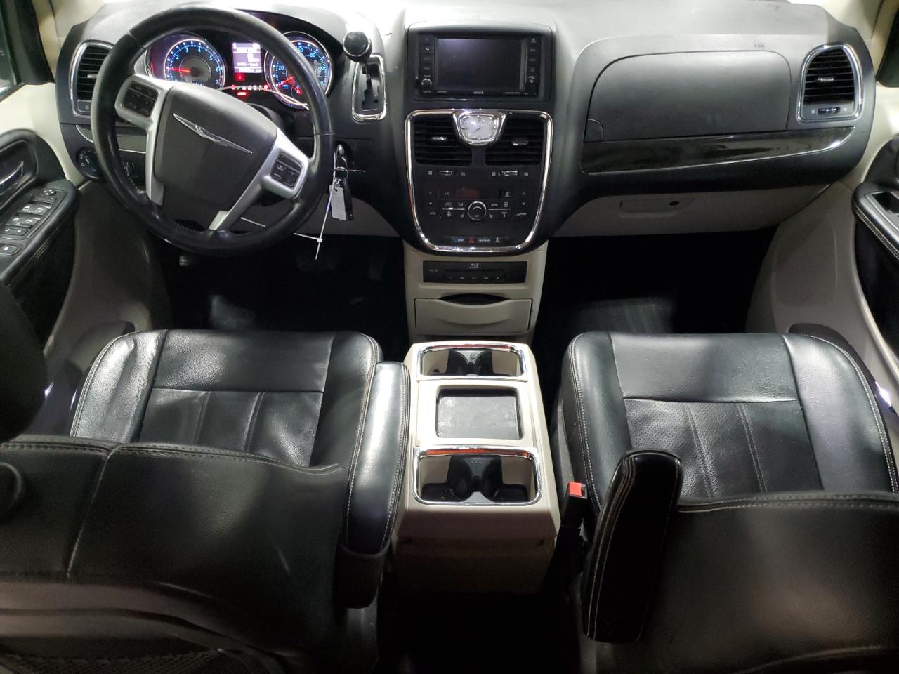 2014 Chrysler Town & Country - Image 8